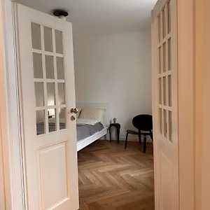 apartament-przy-lazienkach-krolewskich.warsawhotelspoland.com/